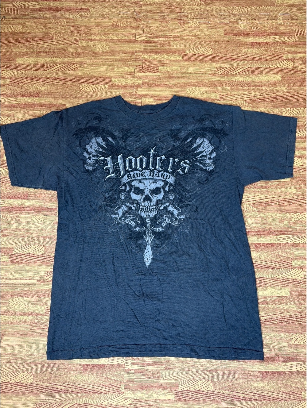 Hooters Ride Hard Men's T-Shirt Medium Charcoal Gray Skull Biker Graphic